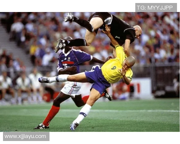 马拉多纳居中领衔群星世界级足球巨星合影瞬间